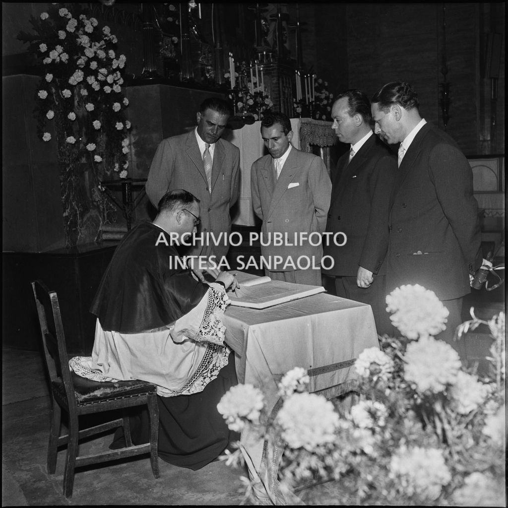 I testimoni del dottor Della Croce firmano il registro parrocchiale al termine del matrimonio celebrato nella Chiesa di San Protaso in via Osoppo a Milano<br>217456