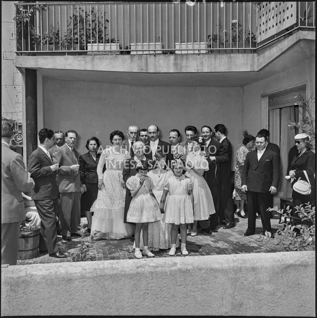 Foto di gruppo durante il ricevimento del matrimonio del dottor Della Croce celebrato nella Chiesa di San Protaso in via Osoppo a Milano<br>217460