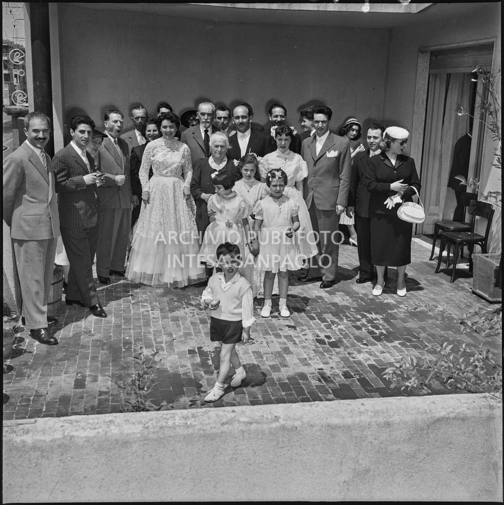 Foto di gruppo durante il ricevimento del matrimonio del dottor Della Croce celebrato nella Chiesa di San Protaso in via Osoppo a Milano<br>217461
