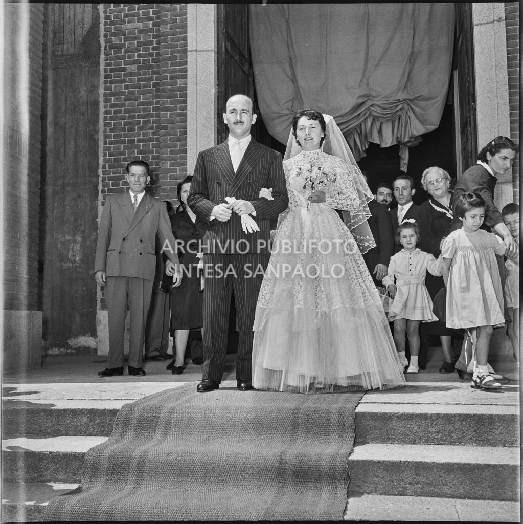 Il dottor Della Croce e la sua sposa sul sagrato della Chiesa di San Protaso in via Osoppo a Milano<br>217464