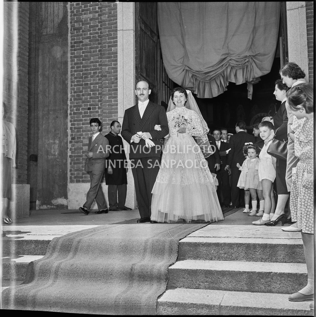 Il dottor Della Croce e la sua sposa sul sagrato della Chiesa di San Protaso in via Osoppo a Milano<br>217465