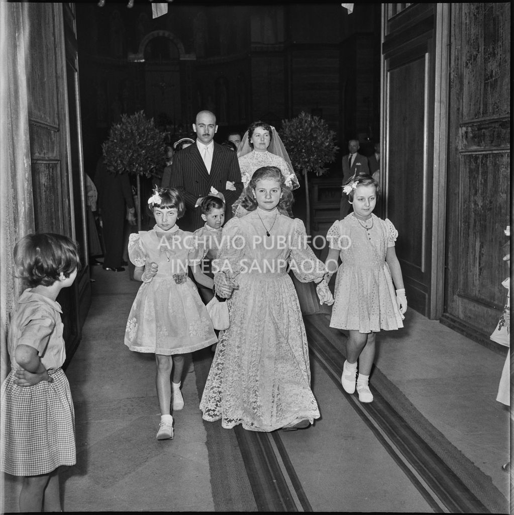 Il dottor Della Croce e la sua sposa al termine della celebrazione nuziale nella Chiesa di San Protaso in via Osoppo a Milano<br>217466