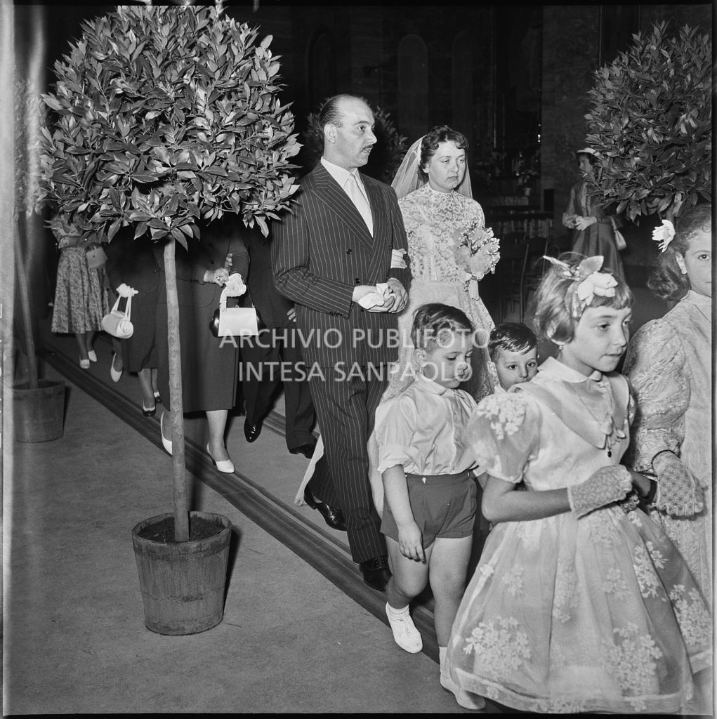 Il dottor Della Croce e la sua sposa percorrono la navata centrale al termine della celebrazione nuziale nella Chiesa di San Protaso in via Osoppo a Milano<br>217467