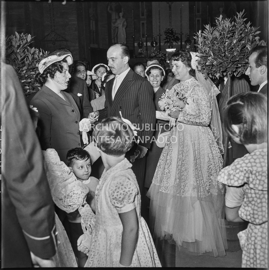Il dottor Della Croce e la sua sposa al termine circonda dai parenti della celebrazione nuziale nella Chiesa di San Protaso in via Osoppo a Milano<br>217468