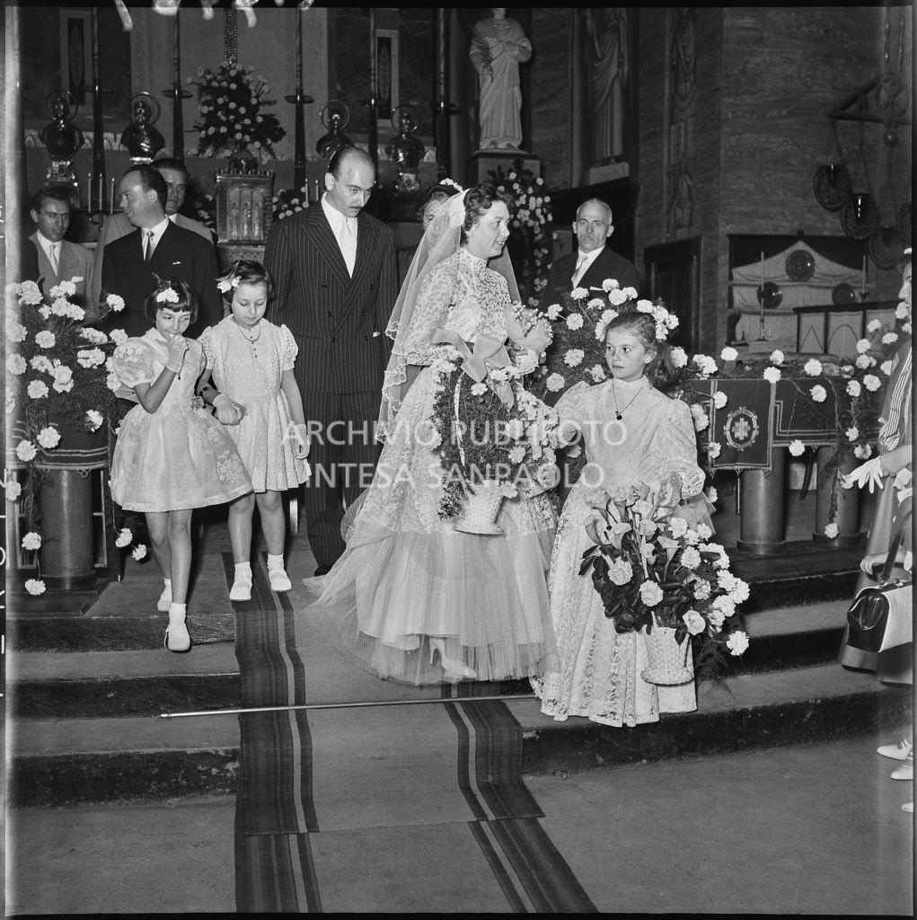 Il dottor Della Croce e la sua sposa al termine della celebrazione nuziale nella Chiesa di San Protaso in via Osoppo a Milano<br>217469