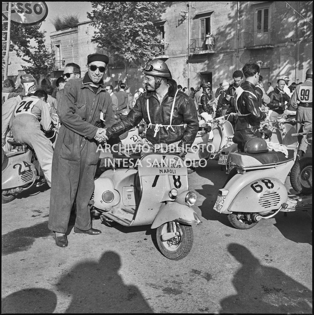 Alcuni partecipanti del 2° Giro Vespistico dei Tre Mari durante un momento di pausa<br>221632