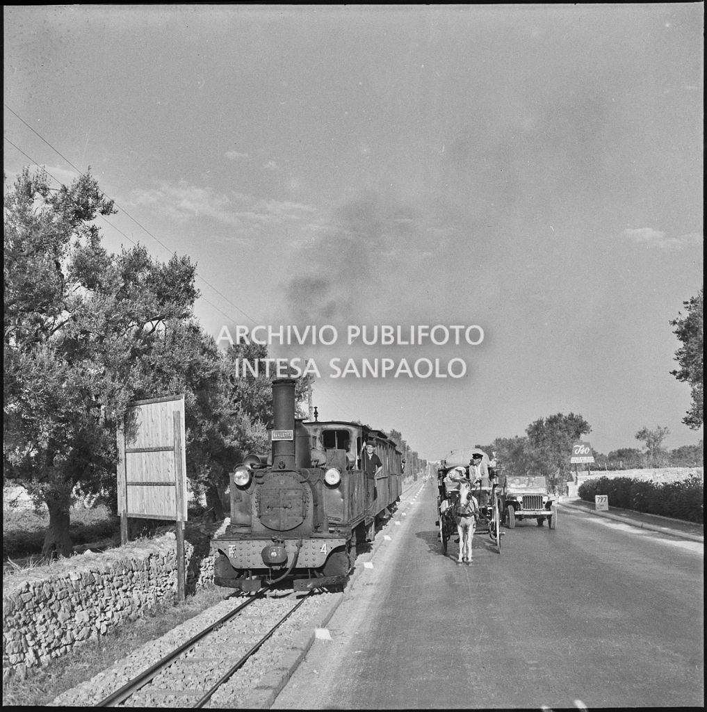 Un treno, un calesse ed un'automobile lungo il percorso del 2° Giro Vespistico dei Tre Mari<br>221635