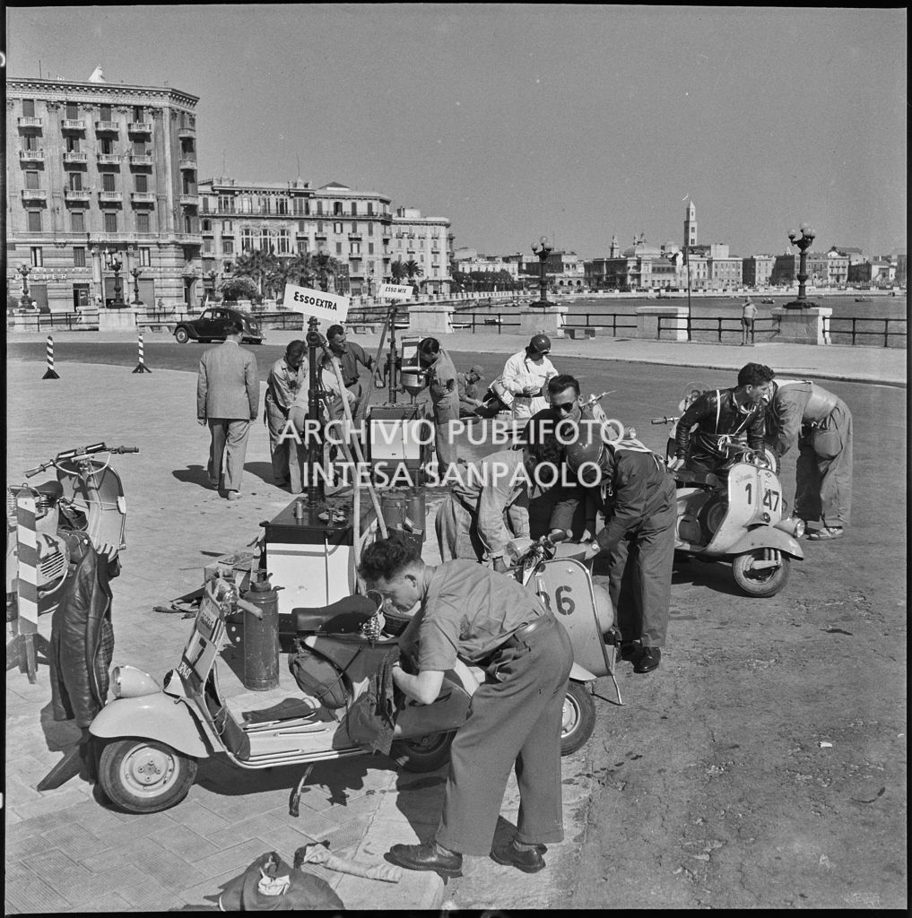 I concorrenti del 2° Giro Vespistico dei Tre Mari durante il rifornimento carburante<br>221640