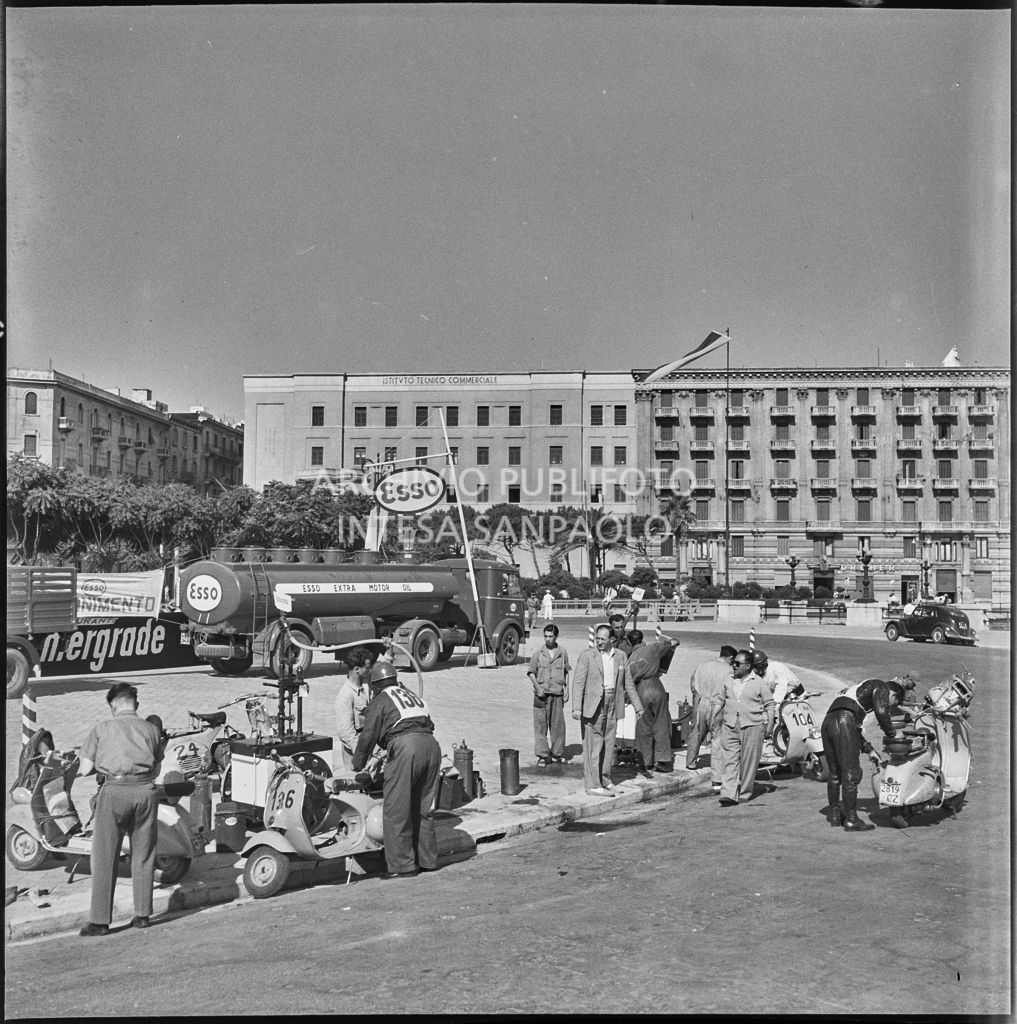I concorrenti del 2° Giro Vespistico dei Tre Mari durante il rifornimento carburante<br>221641