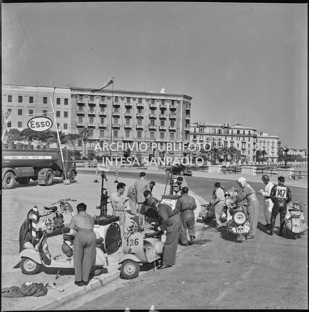 I concorrenti del 2° Giro Vespistico dei Tre Mari durante il rifornimento carburante<br>221644
