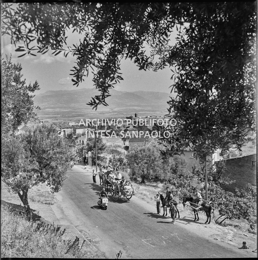 Un concorrente del 2° Giro Vespistico dei Tre Mari incrocia calessi e muli lungo il percorso<br>221646