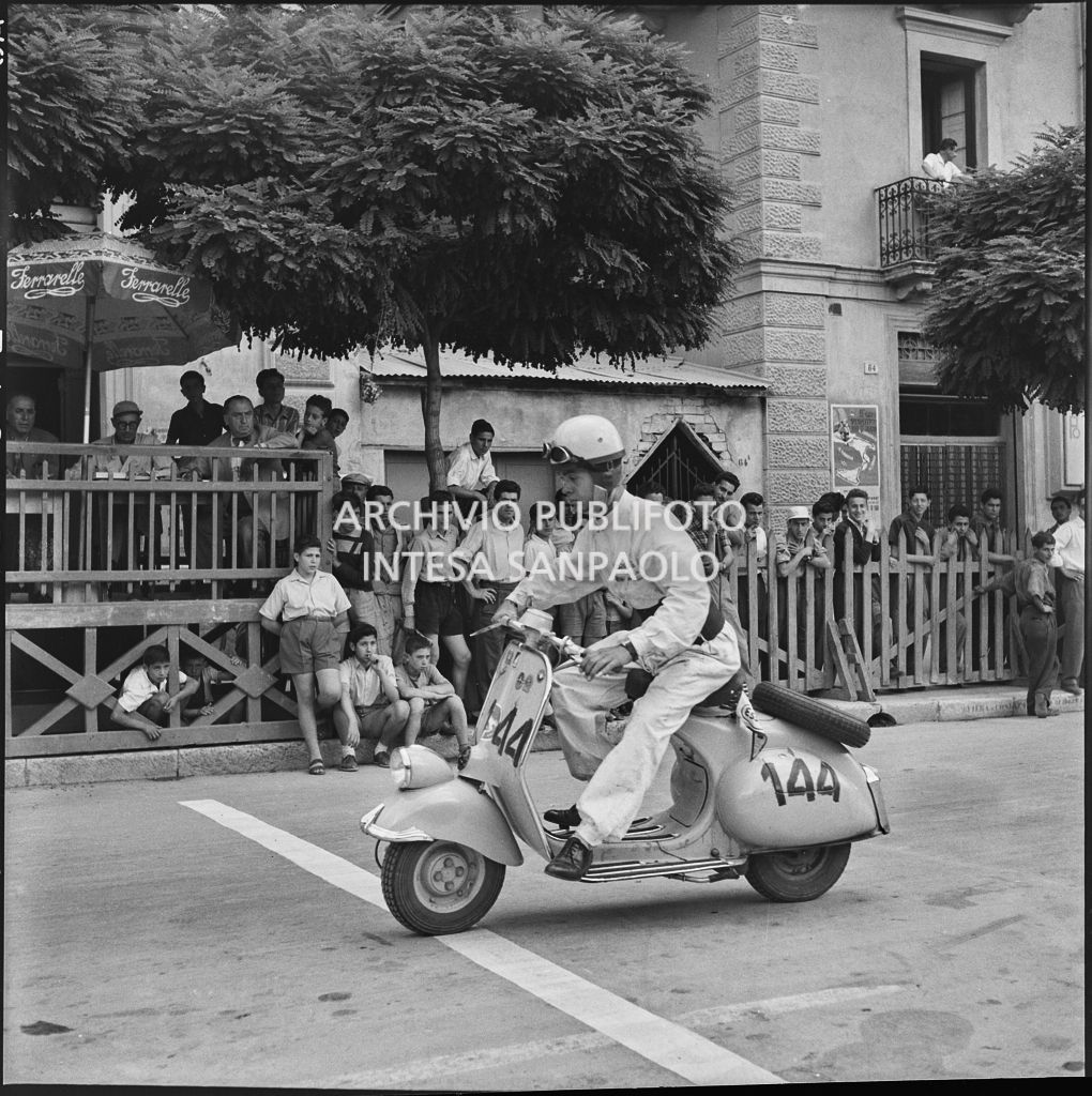 Un concorrente del 2° Giro Vespistico dei Tre Mari sulla linea di partenza<br>221648