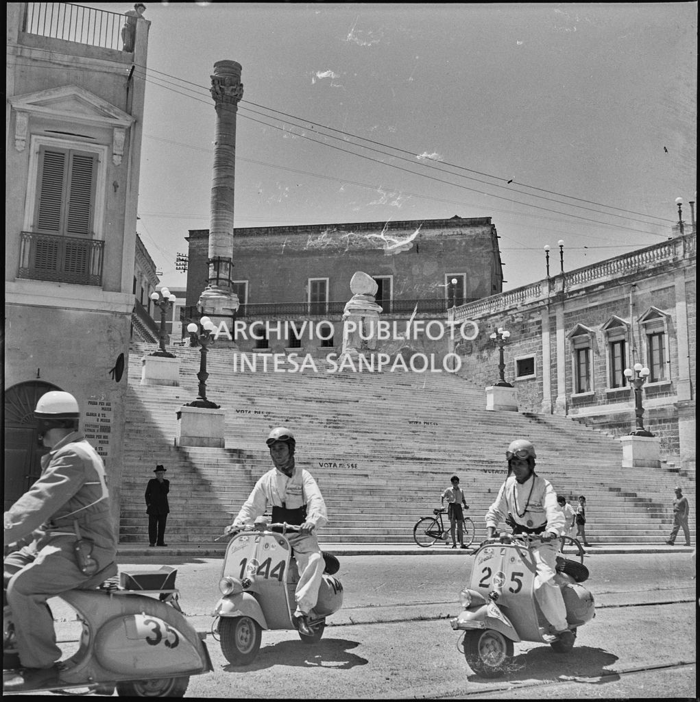 I concorrenti del 2° Giro Vespistico dei Tre Mari davanti alla Scalinata Virgilio di Brindisi<br>221651