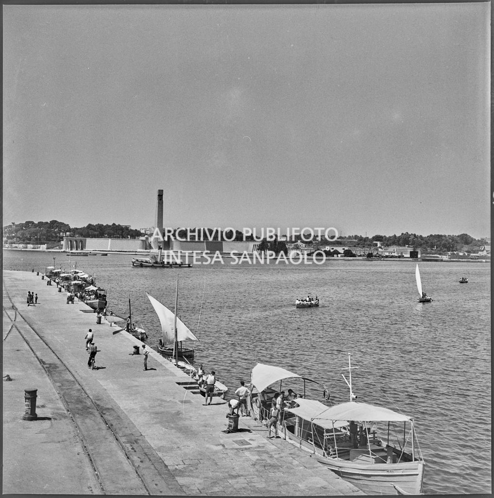 Vista sul monumento al Marinaio d'Italia nel porto di Brindisi<br>221655