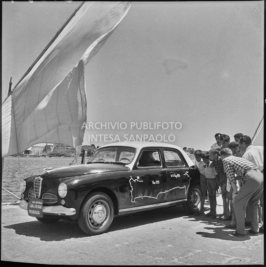 Automobile Alfa Romeo riservata al Presidente del Vespa Club d'Italia con il percorso e le tappe del percorso del 2° Giro Vespistico dei Tre Mari sulla carrozzeria<br>221657