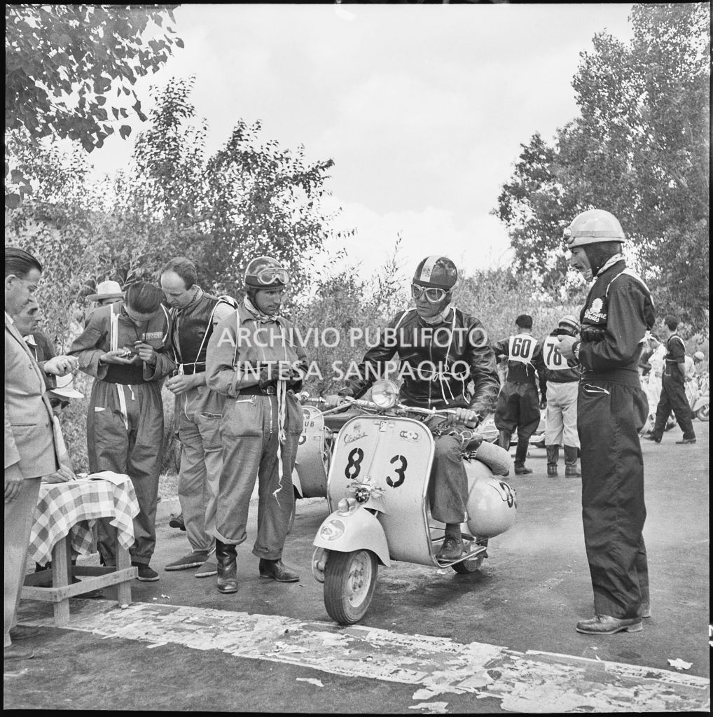 Alcuni concorrenti del 2° Giro Vespistico dei Tre Mari durante un momento di pausa<br>221663