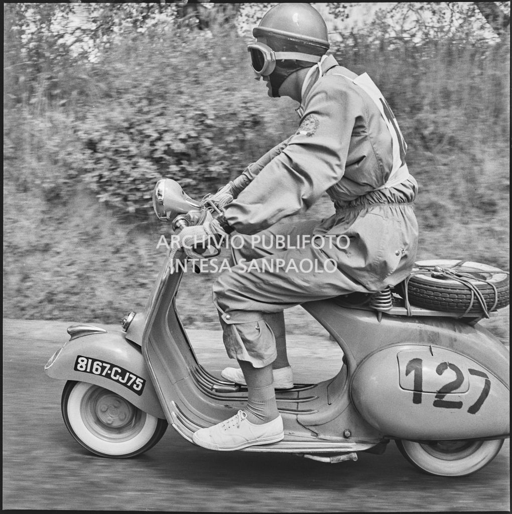 Ritratto di un concorrente durante il 2° Giro Vespistico dei Tre Mari<br>221665