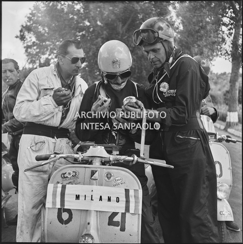 Alcuni concorrenti del 2° Giro Vespistico dei Tre Mari durante un momento di pausa<br>221666