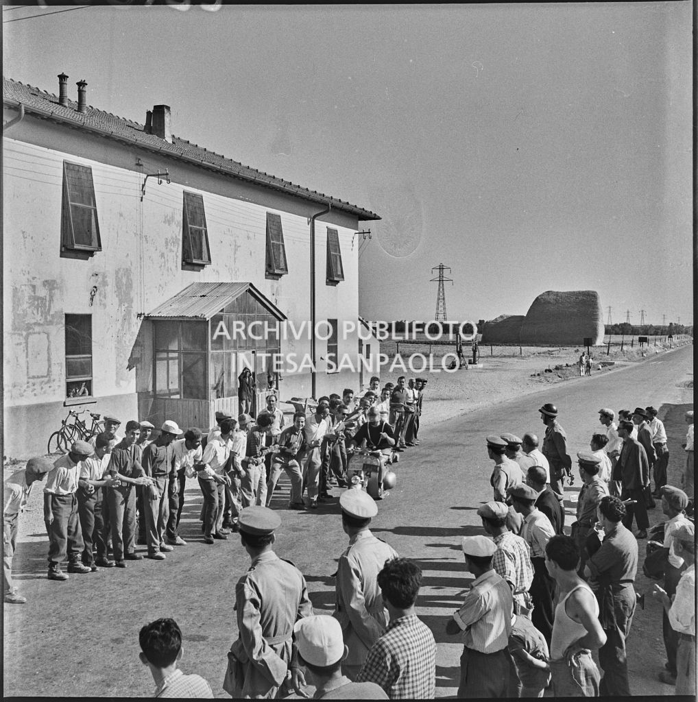 Il pubblico esulta al passaggio di un concorrente del 2° Giro Vespistico dei Tre Mari<br>221667