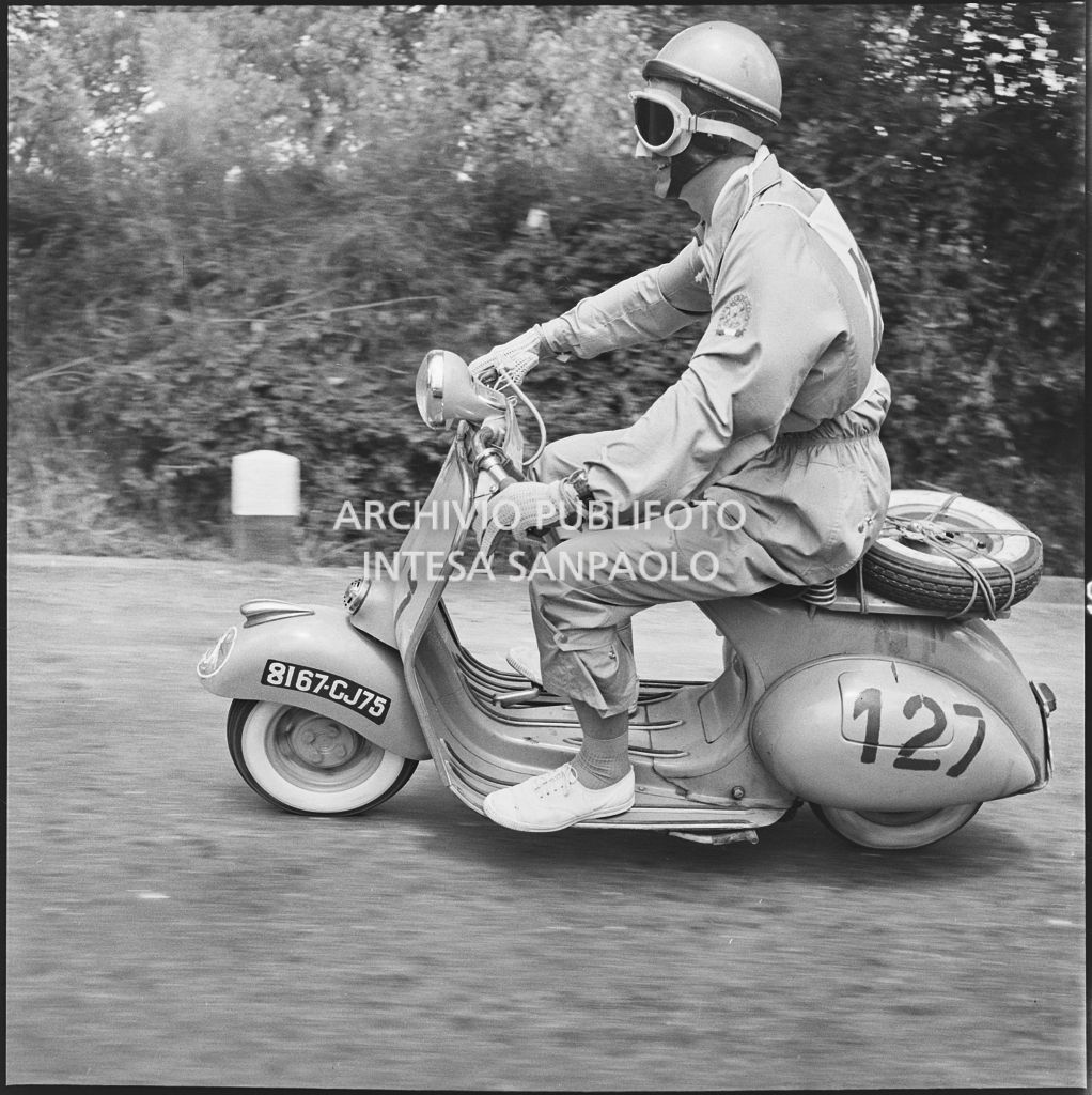 Ritratto di un concorrente durante il 2° Giro Vespistico dei Tre Mari<br>221668