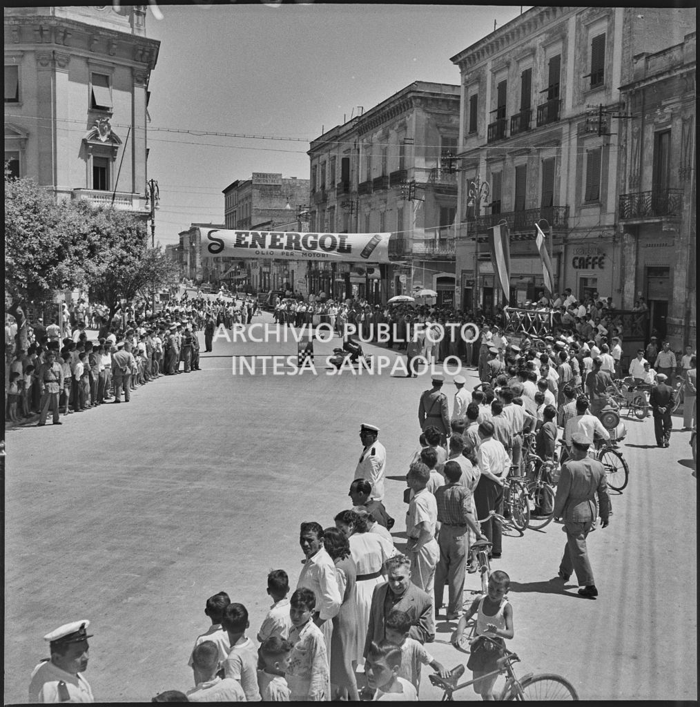 Traguardo di una delle tappe del 2° Giro Vespistico dei Tre Mari gremito di gente<br>221671