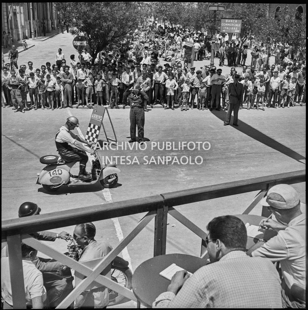 Un concorrente taglia il traguardo di una delle tappe del 2° Giro Vespistico dei Tre Mari<br>221674