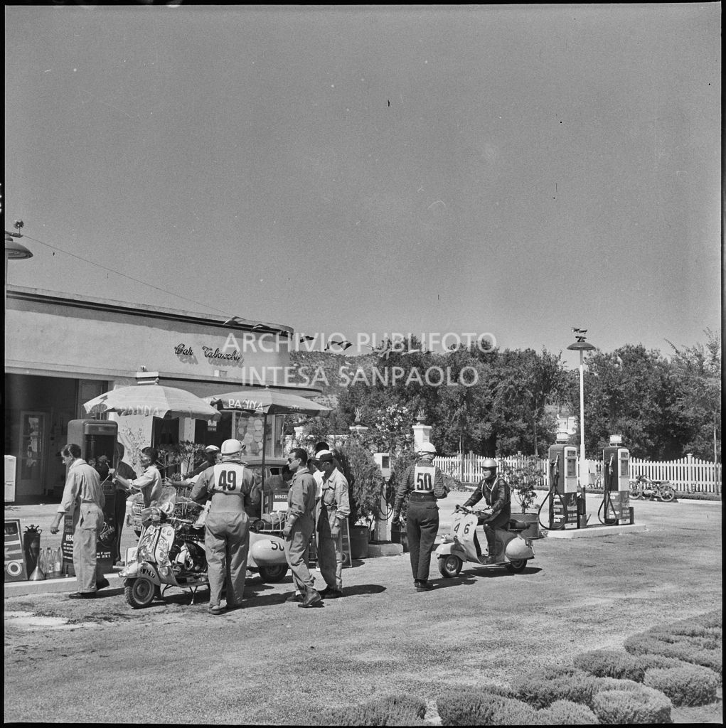 Un momento di pausa e rifornimento per alcuni concorrenti del 2° Giro Vespistico dei Tre Mari<br>221688