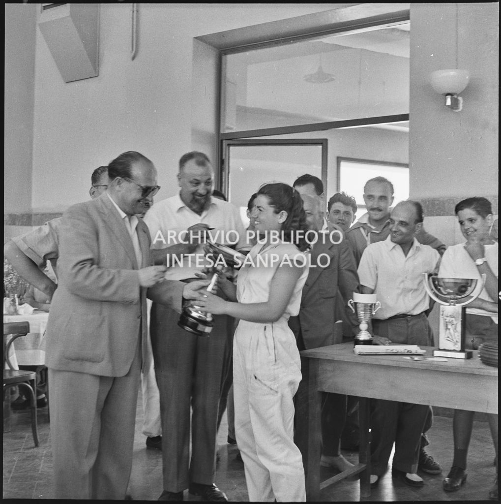 Premiazione di una concorrente del 2° Giro Vespistico dei Tre Mari<br>221692