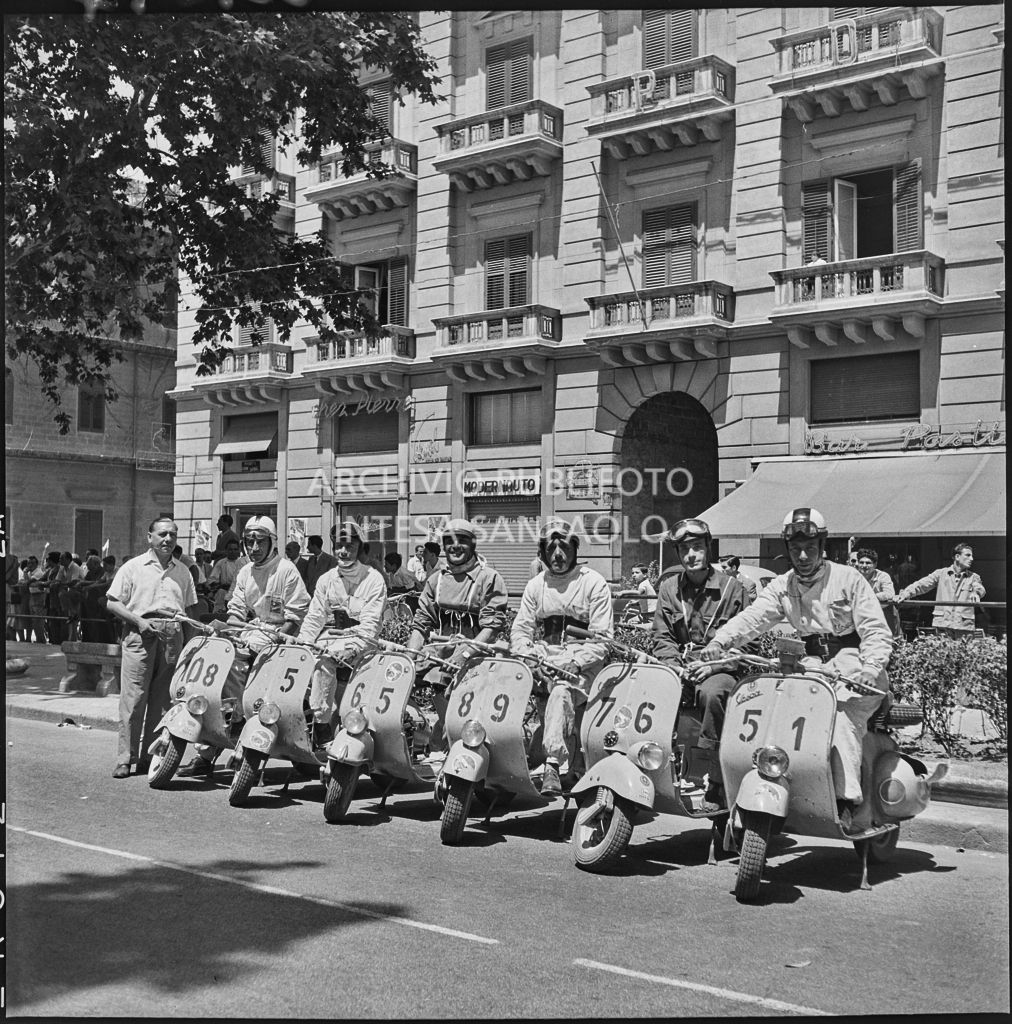 Alcuni concorrenti del 2° Giro Vespistico dei Tre Mari in sella ai loro scooter<br>221694