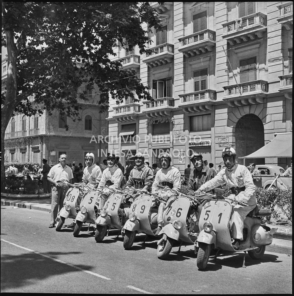 Alcuni concorrenti del 2° Giro Vespistico dei Tre Mari in sella ai loro scooter<br>221695