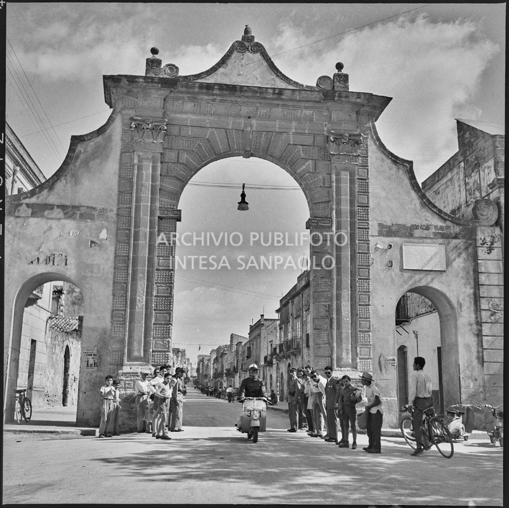 Un concorrente del 2° Giro Vespistico dei Tre Mari passa attraverso una porta di una città lungo il percorso<br>221696