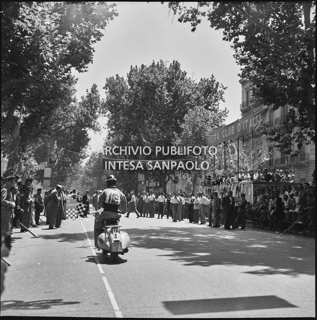 Traguardo di una delle tappe del 2° Giro Vespistico dei Tre Mari gremito di gente<br>221698