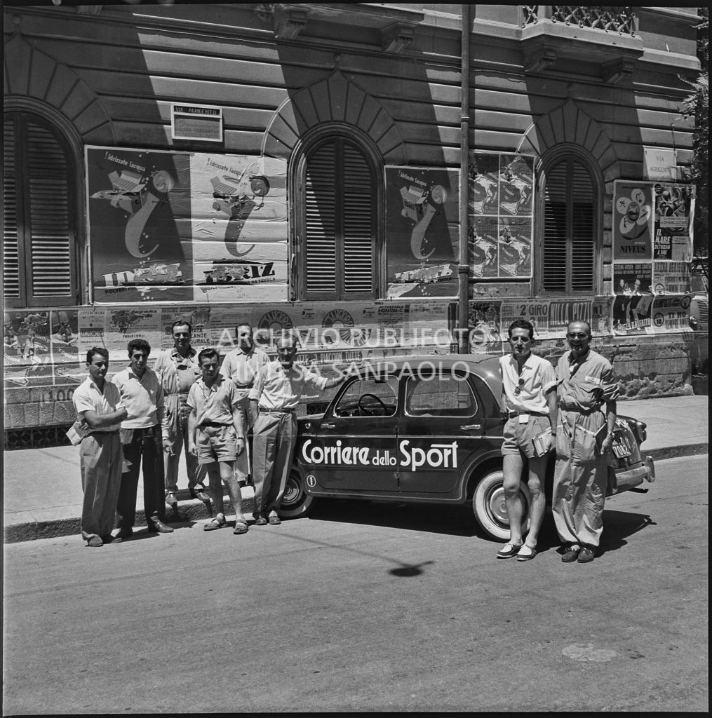 Alcuni uomini posano accanto ad un'automobile del Corriere dello Sport durante il 2° Giro Vespistico dei Tre Mari<br>221700