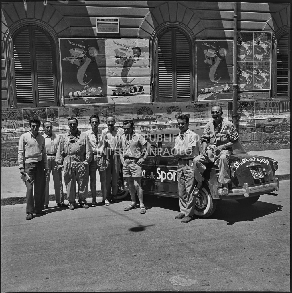 Alcuni uomini posano accanto ad un'automobile del Corriere dello Sport durante il 2° Giro Vespistico dei Tre Mari<br>221701