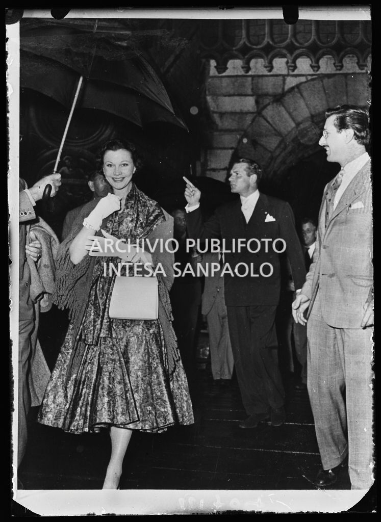 Gli attori Laurence Olivier e Vivien Leigh in visita alla casa di Giulietta a Verona<br>221704