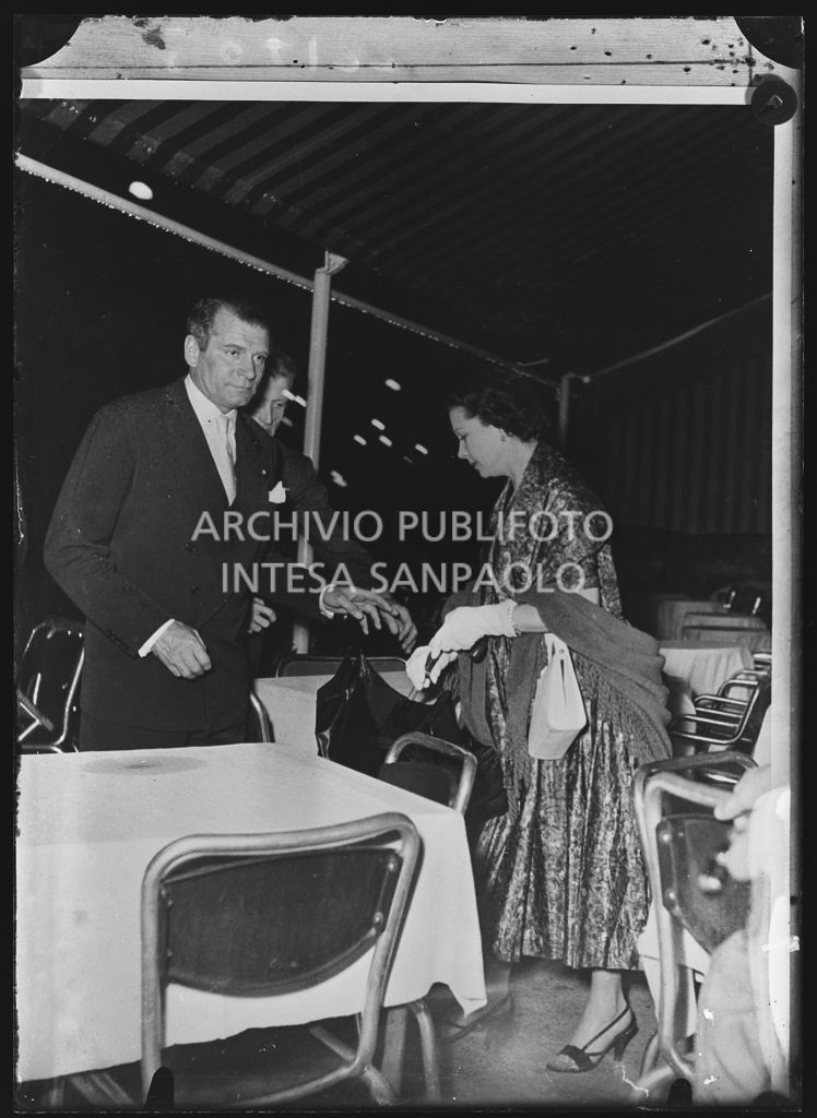 Gli attori Laurence Olivier e Vivien Leigh in un bar dopo aver visitato la casa di Giulietta a Verona<br>221705