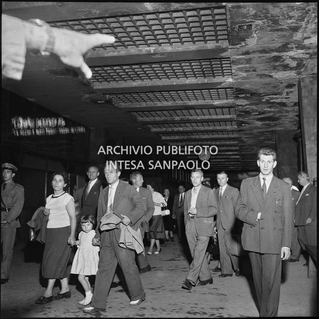 Passeggeri nella Stazione Milano Nord (oggi Milano Cadorna) durante lo sciopero indetto dall'Unione Sindacati Liberi<br>221801