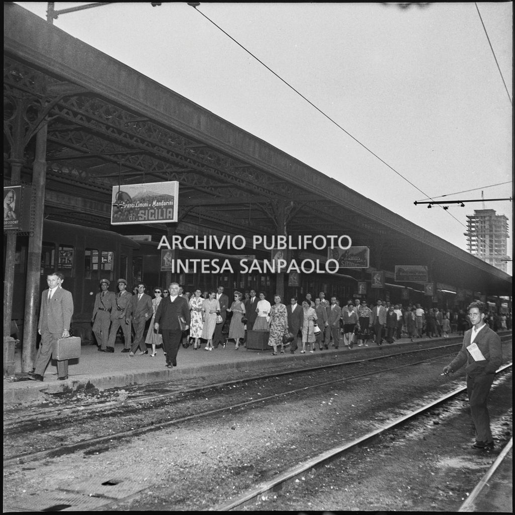 Binari e banchine della Stazione Milano Nord (oggi Milano Cadorna) affollati nella giornata dello sciopero indetto dall'Unione Sindacati Liberi. Visibile in secondo piano la Torre al Parco di via Revere in costruzione<br>221802