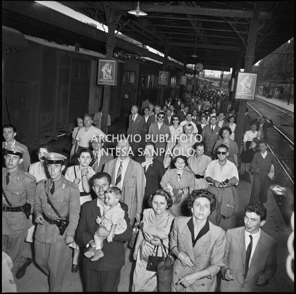 Banchina della Stazione Milano Nord (oggi Milano Cadorna) gremita di persone nella giornata dello sciopero indetto dall'Unione Sindacati Liberi<br>221803
