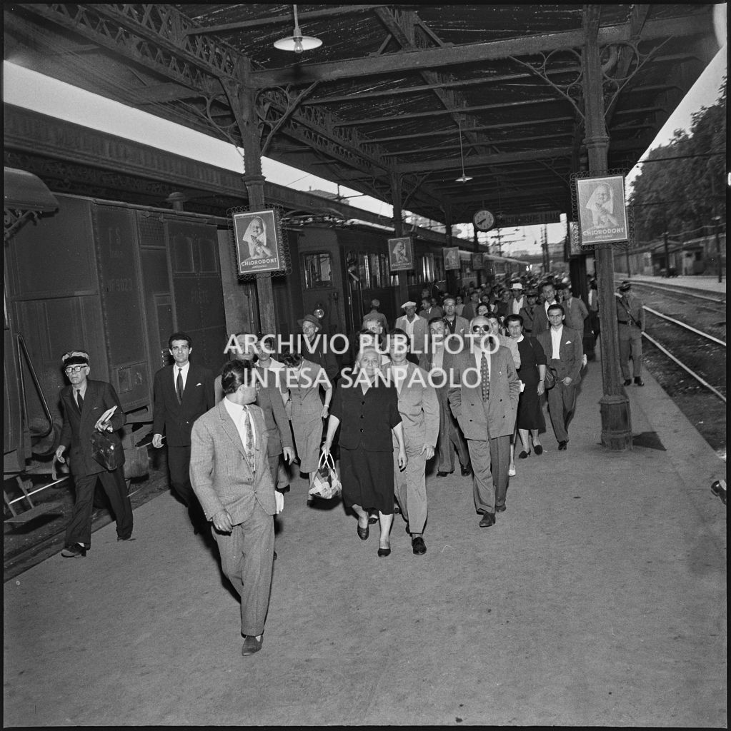 Banchina della Stazione Milano Nord (oggi Milano Cadorna) gremita di persone nella giornata dello sciopero indetto dall'Unione Sindacati Liberi<br>221804