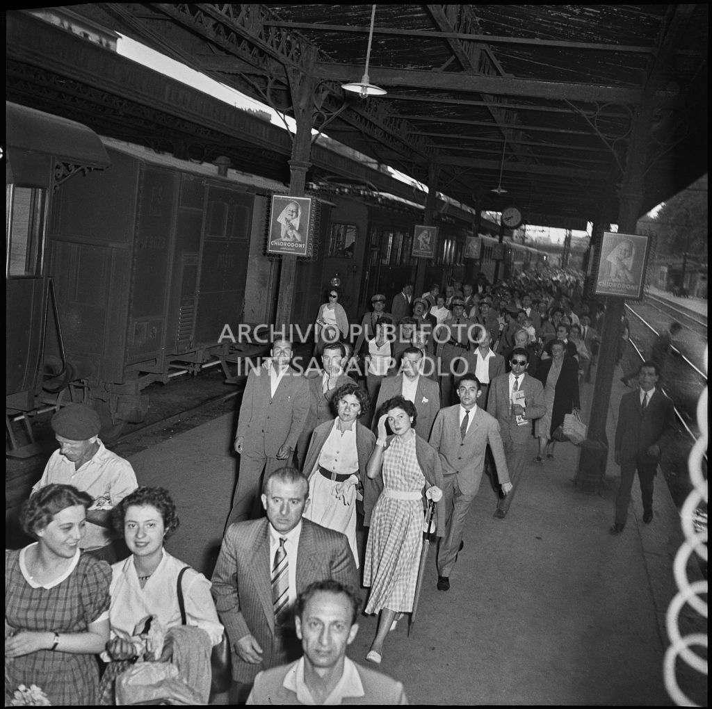 Banchina della Stazione Milano Nord (oggi Milano Cadorna) gremita di persone nella giornata dello sciopero indetto dall'Unione Sindacati Liberi<br>221805