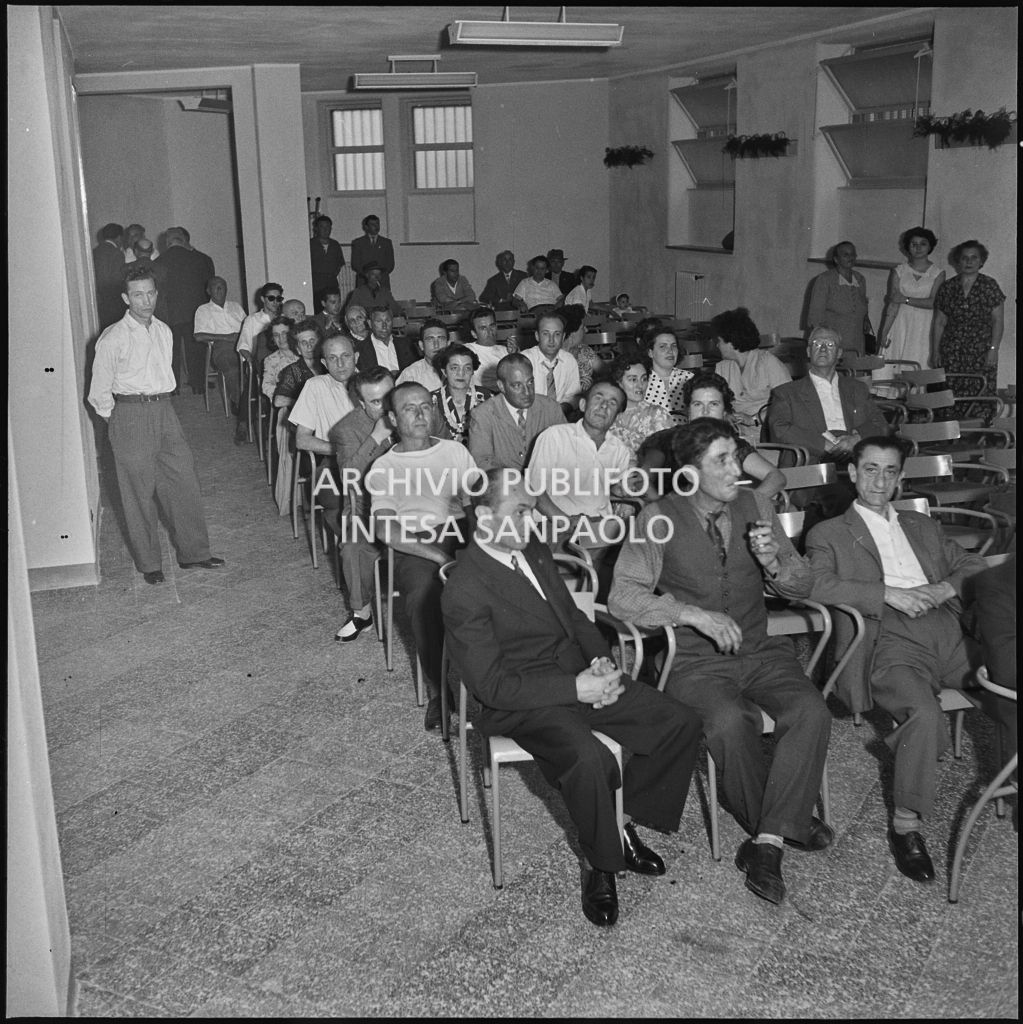 Pubblico di un'esibizione musicale durante la festa organizzata nella sede dell'AVIS di Milano in via Bassini<br>221807