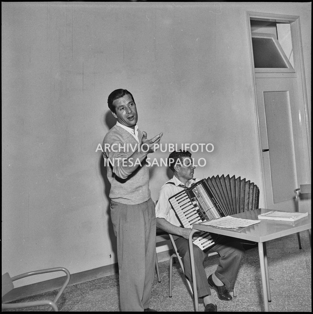 Un uomo canta accompagnato dalla fisarmonica durante la festa organizzata nella sede dell'AVIS di Milano in via Bassini<br>221808