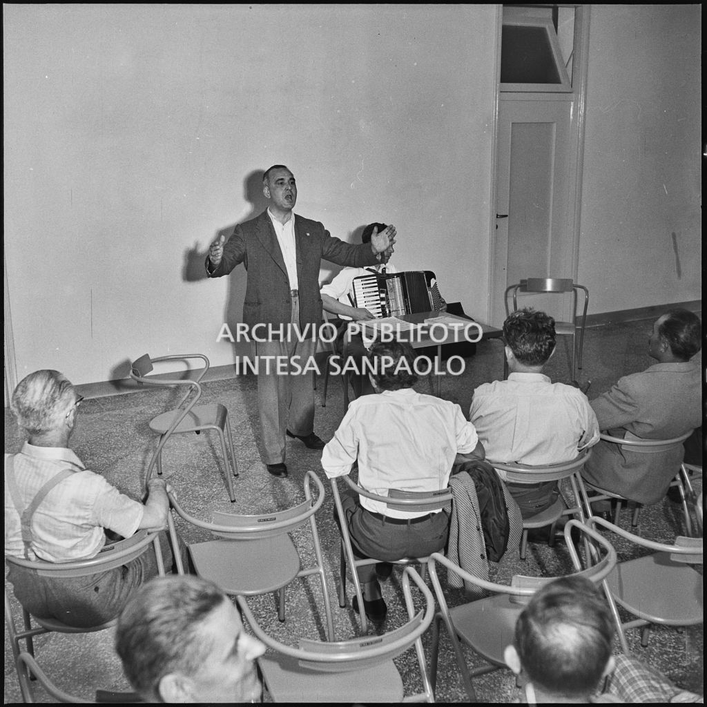 Un uomo canta accompagnato dalla fisarmonica durante la festa organizzata nella sede dell'AVIS di Milano in via Bassini<br>221809