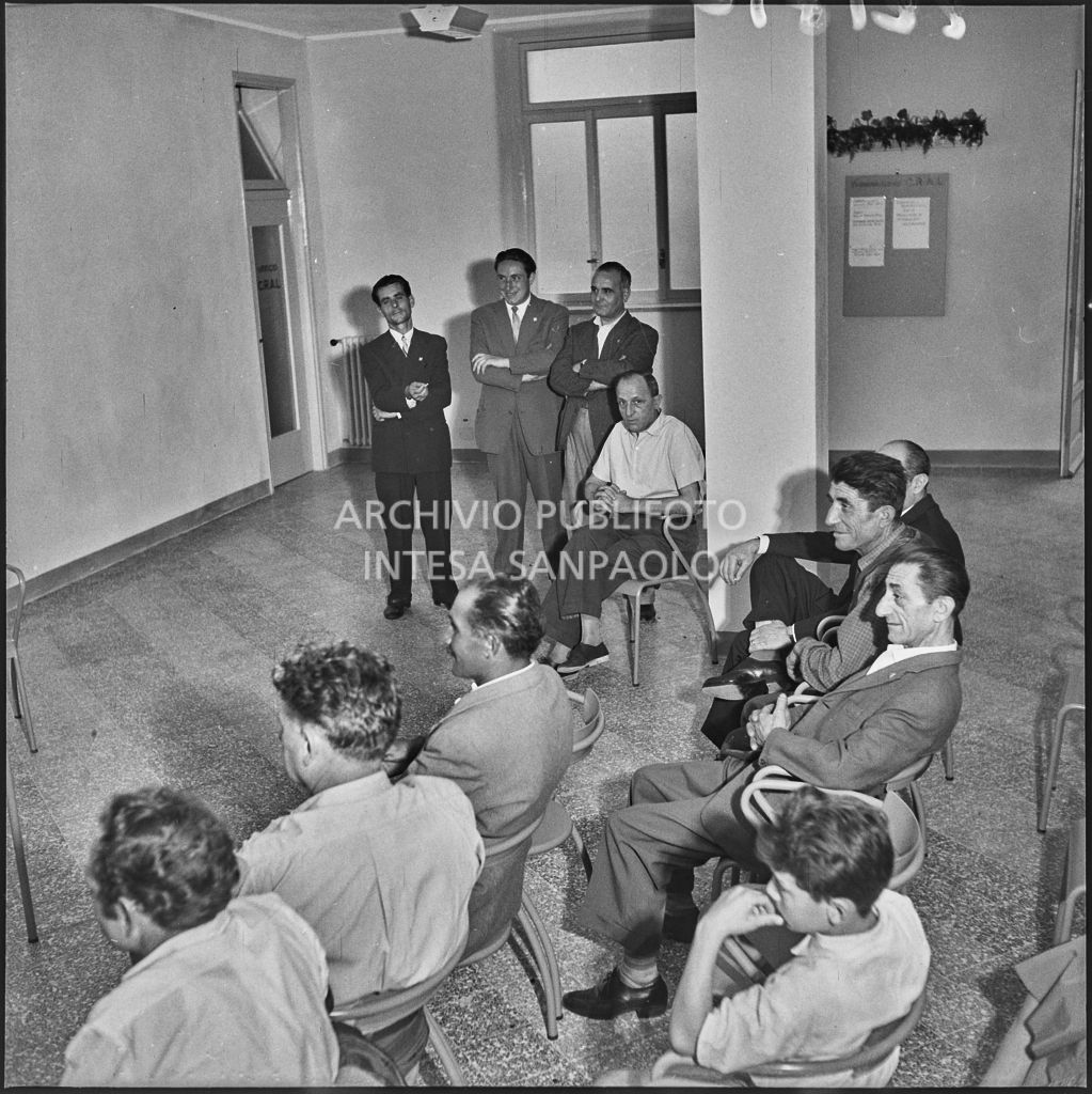 Pubblico a un'esibizione musicale durante la festa organizzata nella sede dell'AVIS di Milano in via Bassini<br>221810