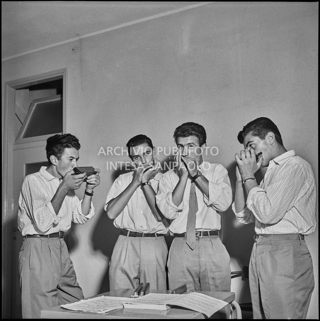 Un gruppo di ragazzi suona l'armonica a bocca durante la festa organizzata nella sede dell'AVIS di Milano in via Bassini<br>221814