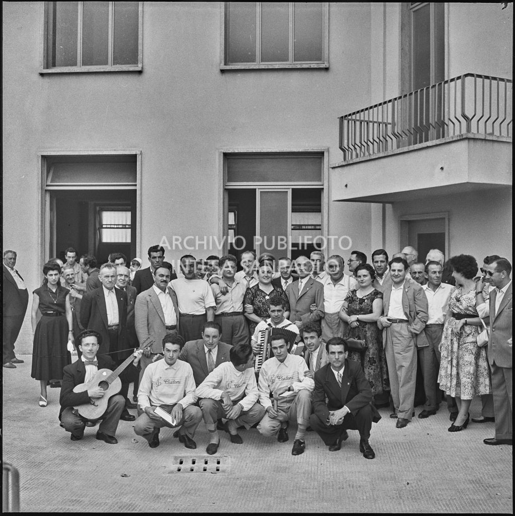 Foto di gruppo in occasione della festa organizzata nella sede dell'AVIS di Milano in via Bassini<br>221815