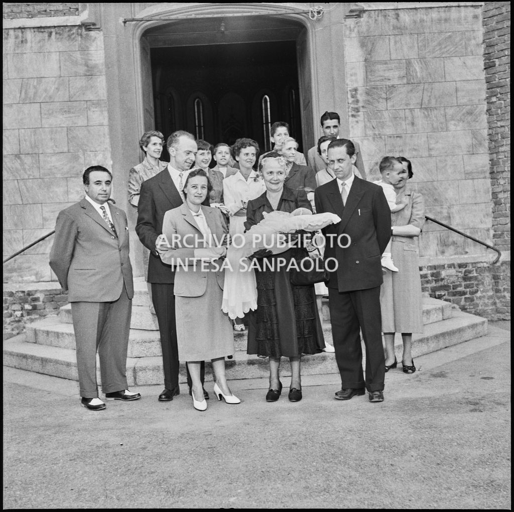 Foto di gruppo in occasione del battesimo della figlia del signor Bernardi<br>221819