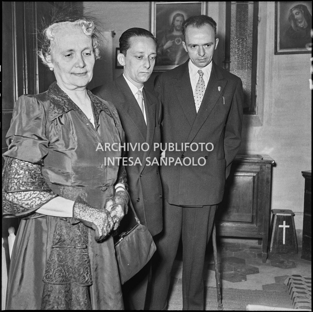 Il signor Bernardi (a destra) con il padrino e la madrina della figlia nel giorno del battesimo<br>221820