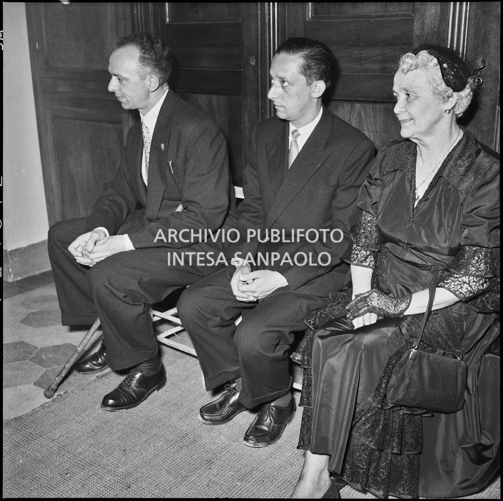 Il signor Bernardi (a sinistra) con il padrino e la madrina della figlia nel giorno del battesimo<br>221825